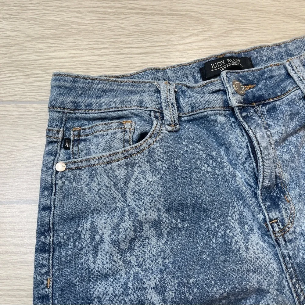 Judy Blue Mid Rise Snake Print Light Wash Blue Denim Jean Shorts Raw Hem Size M